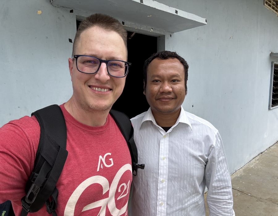 Former Addict Buddhist Monk Meets Christ