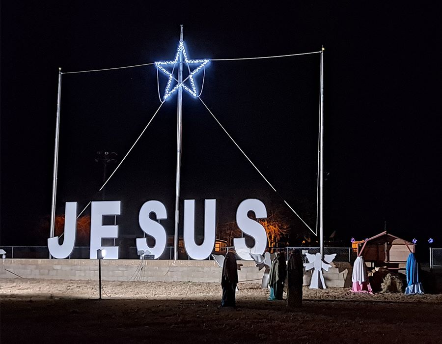 Church and Community Shine Light on Christ, Christmas