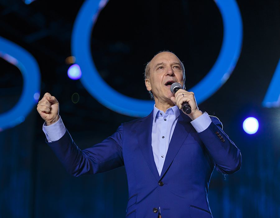 Freidzon Urges Youth to Seek Presence of God