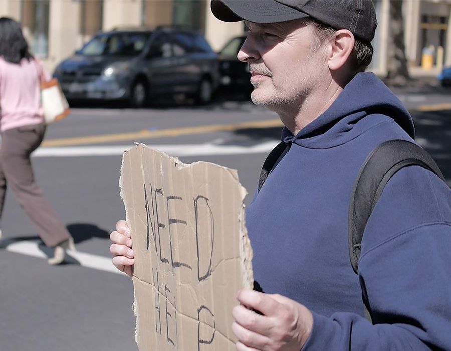Pastor Lives on Streets to Raise Funds for Homeless 