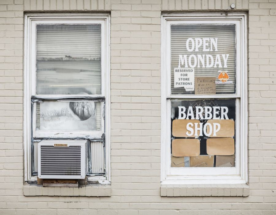Illinois Barber Gives Free Haircuts to Children Who Read to Him