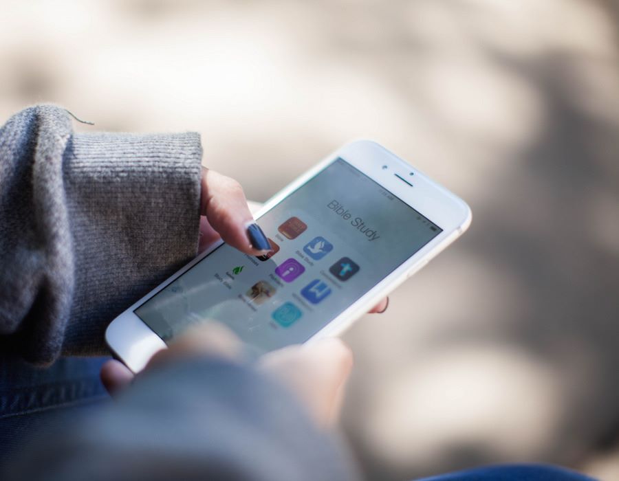 The “Parallel Bible” App Lets You Picture the Word as You Read