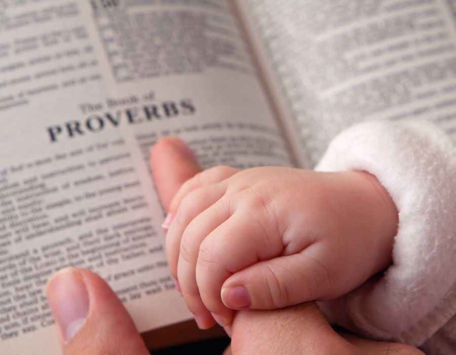 Toddler’s Bedtime Prayer Captured on Video